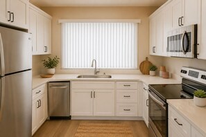 Junior Room | Private kitchen | Fridge, microwave, oven, stovetop - Maison Loma Suites (Toronto)