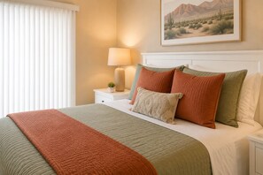 Junior Room | Iron/ironing board, free WiFi - Maison Loma Suites (Toronto)