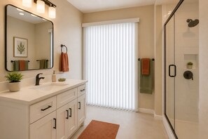 Junior Room | Bathroom | Free toiletries, hair dryer, towels, soap - Maison Loma Suites (Toronto)