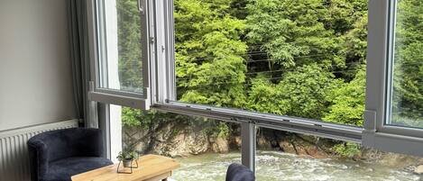 Condo de lujo, vista al río | Interior
