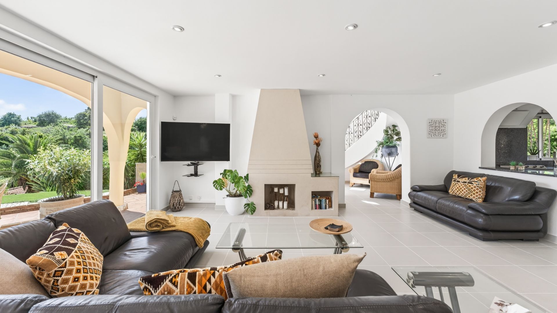 TV, fireplace