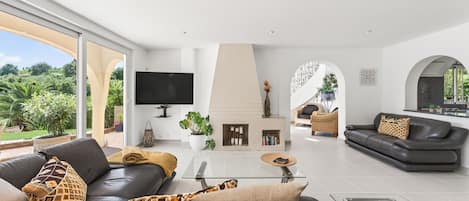 TV, fireplace
