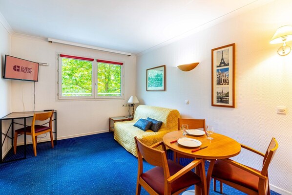 Living area - GuestReady - Comfortable stay with a balcony (Courbevoie)