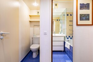 Bathroom - GuestReady - Comfortable stay with a balcony (Courbevoie)