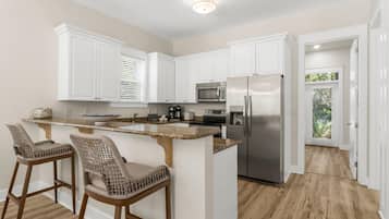 Casa, 4 quartos, vista para o pátio | Cozinha privada | Geladeira grande, micro-ondas, fogão, cooktop