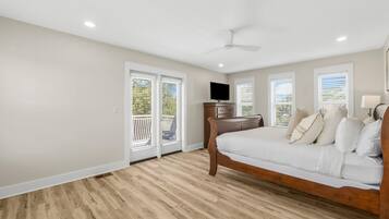 Casa, 4 habitaciones, vistas al patio | Escritorio y espacio para trabajar con un portátil