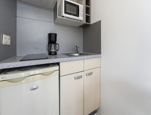 Apartment | Private kitchen - Convenient Riviera Retreat With Pool (Grasse)