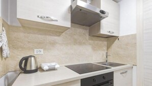 A modern kitchen with a built-in stove, a sink, and a dishwasher. - Hostdomus - Lizzie's House (Alassio)