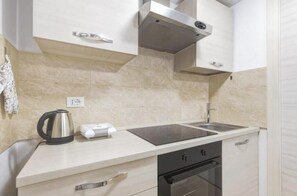 Una cocina moderna con estufa integrada, fregadero y lavavajillas.
