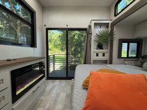 Room - Luxurious & Earthy RV Suite set in our mango grove, near everything Space Coast (Merritt Island)