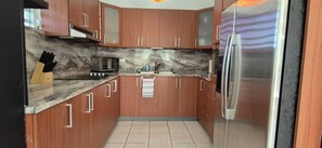 Fridge, microwave, stovetop, coffee/tea maker - Ocean & Rainforest Views with Hammocks • Sleeps 8 (Río Grande)