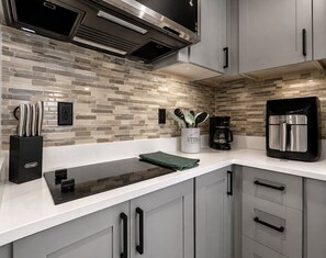 Private kitchen - Modern 2BR Suite at Enclave • 5min Universal (Orlando)