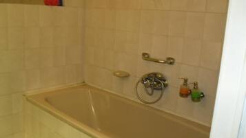 Deluxe Double Room, Garden View | Bathroom | Slippers, towels