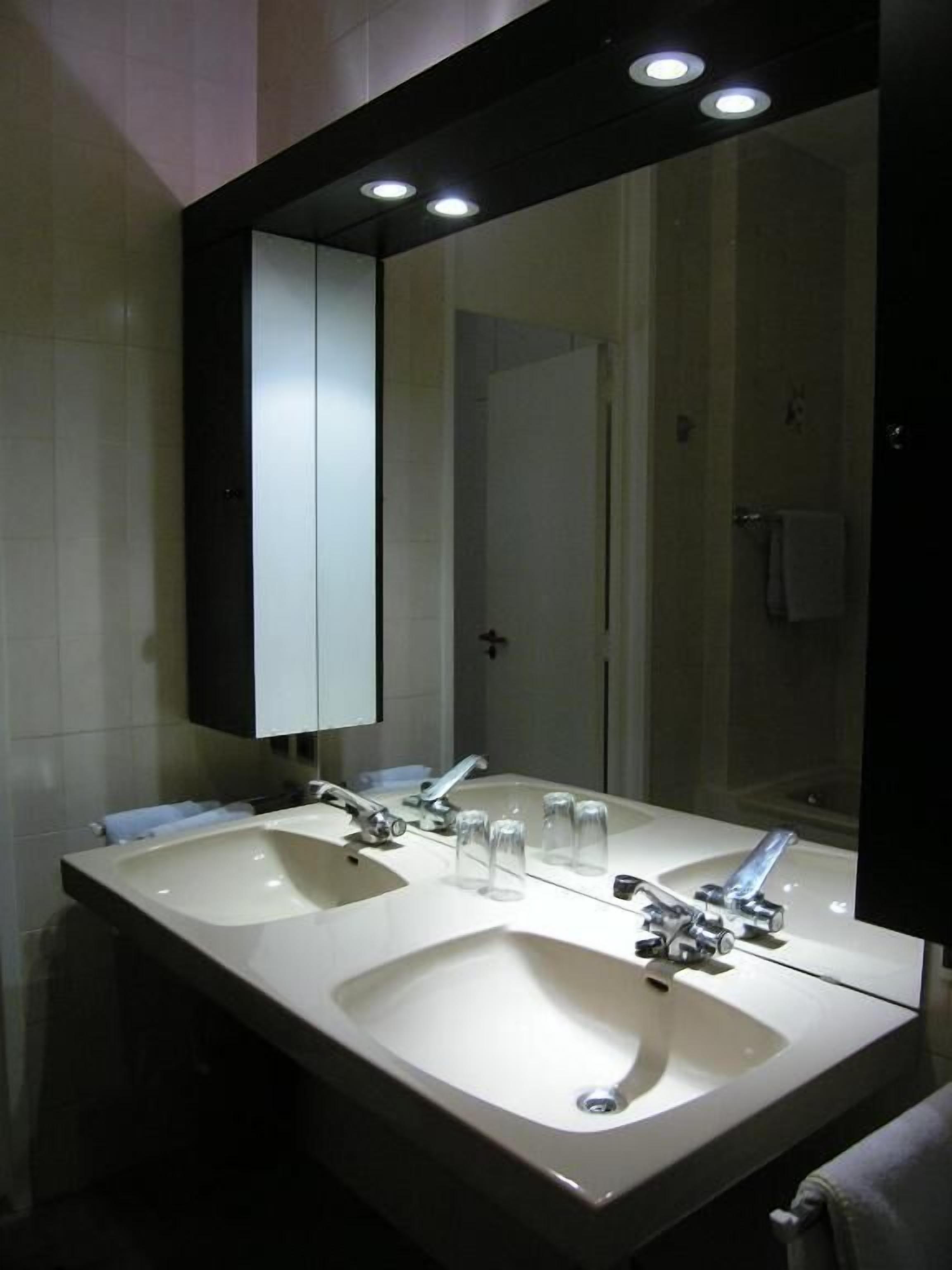 Deluxe Double Room, Garden View | Bathroom | Slippers, towels