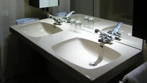 Deluxe Double Room, Garden View | Bathroom