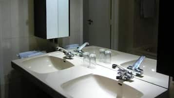 Deluxe Double Room, Garden View | Bathroom | Slippers, towels