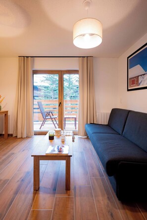 Klassieke studio, balkon, uitzicht op bergen | Woonruimte