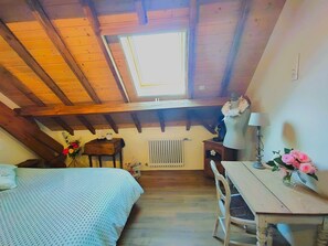 WiFi, bed sheets - Guest Room “Ô Coeur De La Grange” with Private Terrace, Wi-Fi, and Air Conditioning (Lillers)