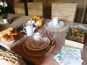 Dining - Guest Room “Ô Coeur De La Grange” with Private Terrace, Wi-Fi, and Air Conditioning (Lillers)