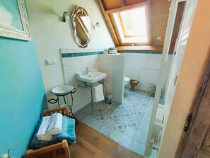 Shower, hair dryer, towels - Guest Room “Ô Coeur De La Grange” with Private Terrace, Wi-Fi, and Air Conditioning (Lillers)