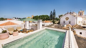 A rooftop pool with a clear view of surrounding buildings and greenery. - Casa da Saudade in Tavira (Tavira)