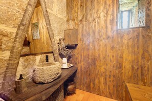 Shower, hair dryer, towels - Queen Suite in the Castle of Portugraal (Vilela)