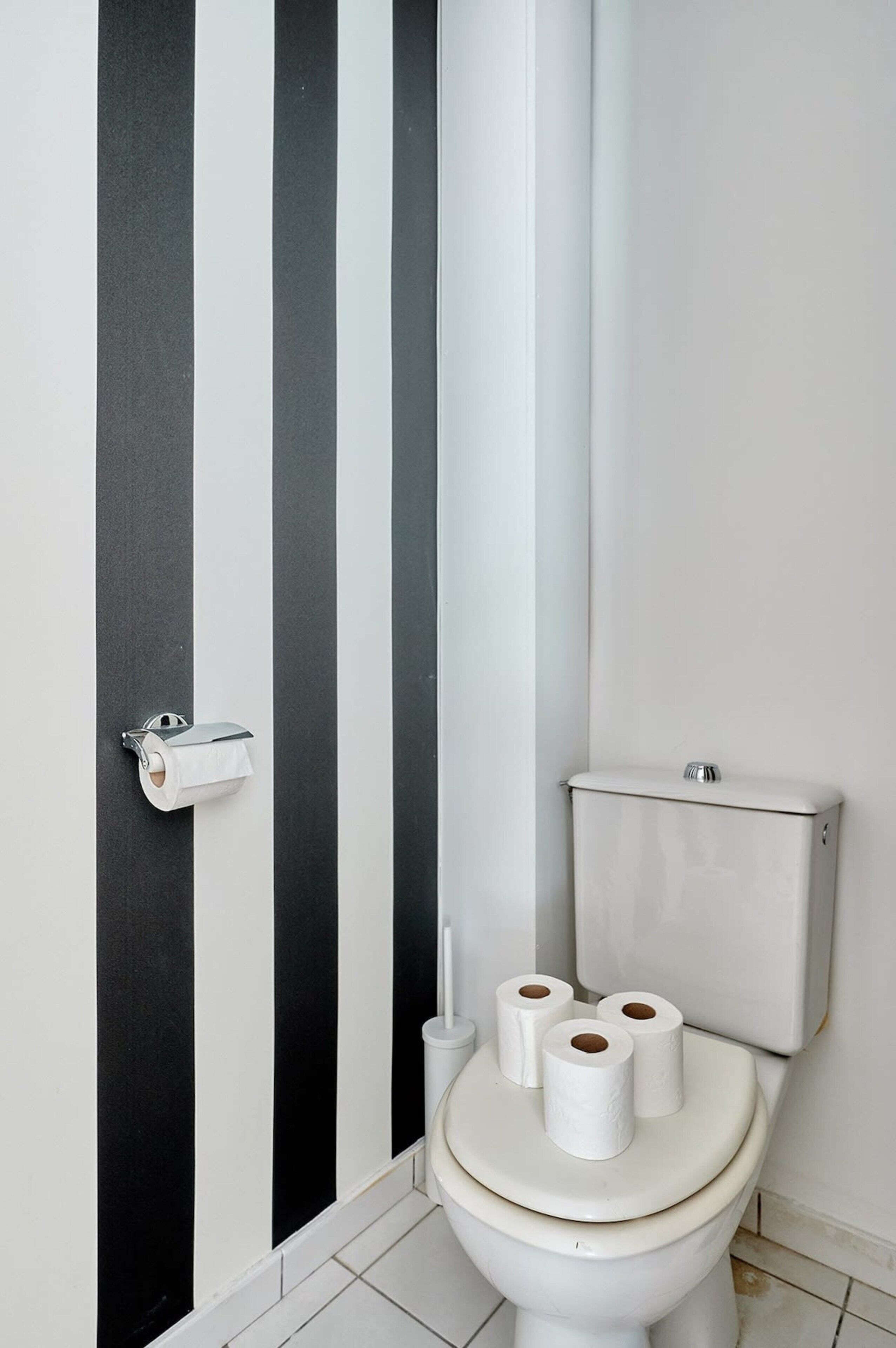 Apartment | Bathroom | Bathtub, hair dryer, towels, soap
