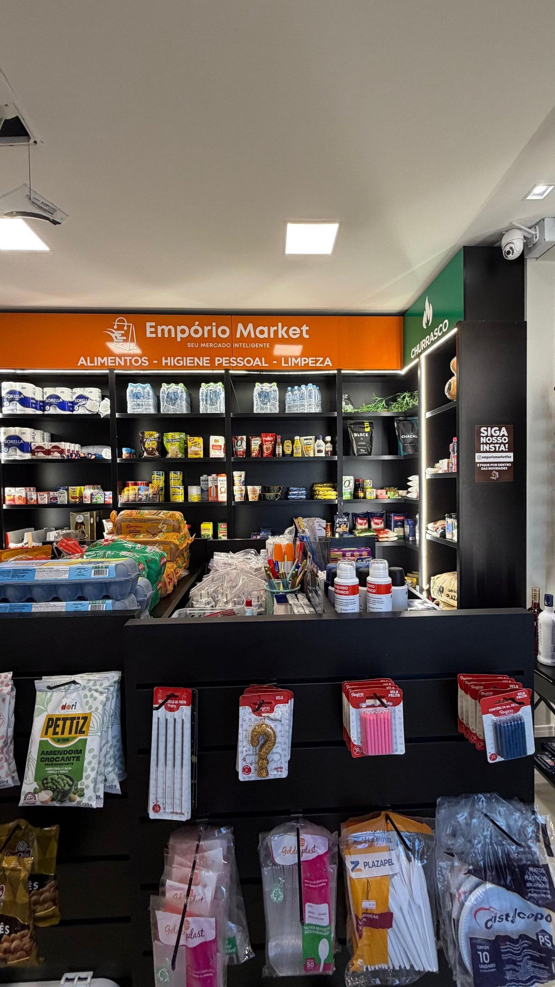 En butik med reoler fyldt med personlig pleje og hygiejneprodukter, herunder køkkenrulle, rengøringsmidler og toiletartikler.