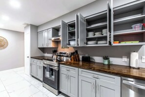 House, Multiple Beds, Hot Tub, Garden View (3554 Denver) | Private kitchen - Contemporary Coastal Oasis Awaits (Corpus Christi)