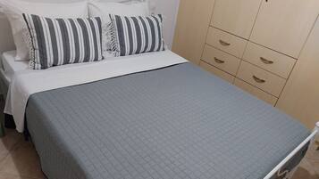 Iron/ironing board, WiFi, bed sheets