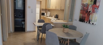 Apartment 'Menidi 101' mit Meerblick, Balkon und WLAN