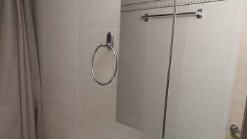 Douche, sèche-cheveux, serviettes fournies