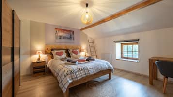 3 bedrooms, iron/ironing board, WiFi, bed sheets