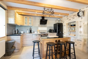 Wasserkocher mit Kaffee-/Teezubehör, Kühlschrank, Mikrowelle, Ofen