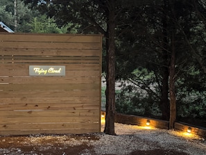 Een houten constructie met een bord waarop 'Flying Cloud' staat.