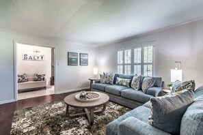 Casa, varias camas, acceso a la alberca, vista a la alberca (103 Ocean View) | Área de sala de estar
