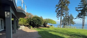Classic Villa, Bay View | Property grounds - Cloud & Tide Trio  (White Rock)