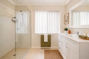 Junior Room, City View | Bathroom | Free toiletries, hair dryer, towels, soap - Nova Lane Hotel & Suites (Toronto)