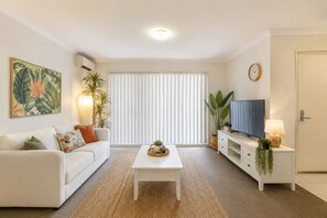 Junior Room, City View | Living area - Nova Lane Hotel & Suites (Toronto)