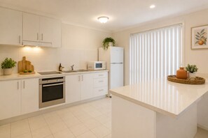 Junior Room, City View | Private kitchen | Fridge, microwave, oven, stovetop - Nova Lane Hotel & Suites (Toronto)