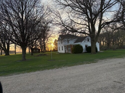 The Unplugged Homestead - Farmhouse Retreat Near Fairmont and Odin, MN