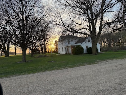 The Unplugged Homestead - Farmhouse Retreat Near Fairmont and Odin, MN