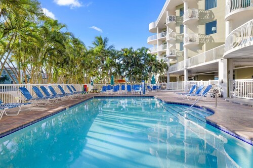 ADA Suite w/ Balcony & Beach Access