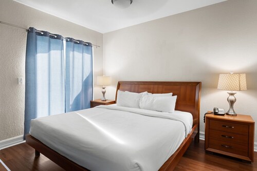 ADA Suite w/ Balcony & Beach Access