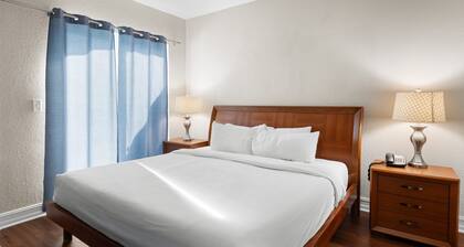 ADA Suite w/ Balcony & Beach Access