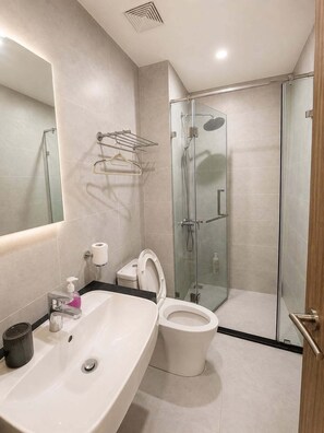 Bathroom - Modern Downtown Oasis - Heart of Tuy Hoa City (Tuy Hòa)