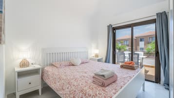 Een strijkplank/strijkijzer, wifi, beddengoed