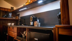 Wasserkocher mit Kaffee-/Teezubehör, Kühlschrank, Mikrowelle, Ofen