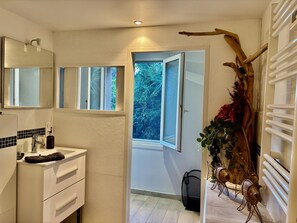 Shower, hair dryer, towels, soap - Chambre d'hôtes L'Osso (Belvédère-Campomoro)