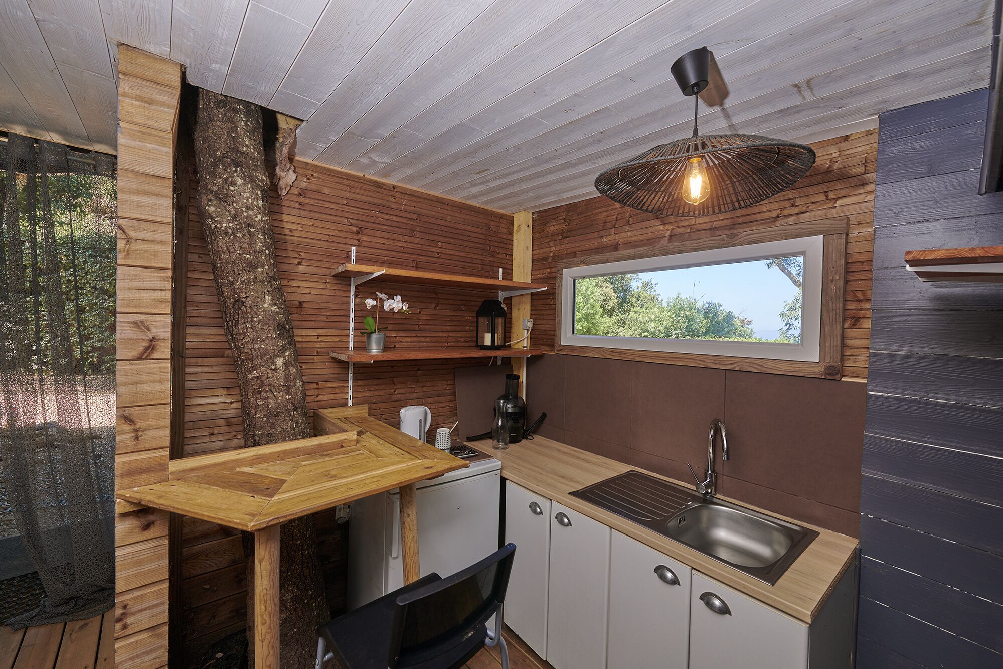 Kylskåp, mikrovågsugn, spishäll och kaffe- och tebryggare